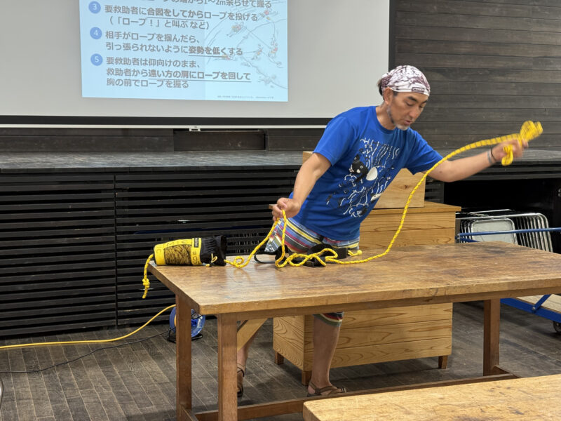 スローロープを扱う梅本徹さん