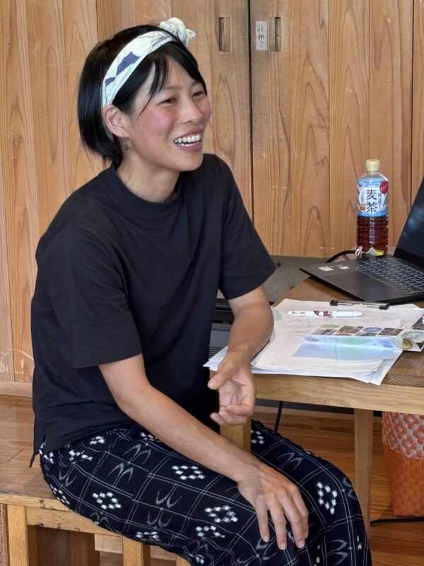 今の自分を振り返りながら話をする関谷野枝さん