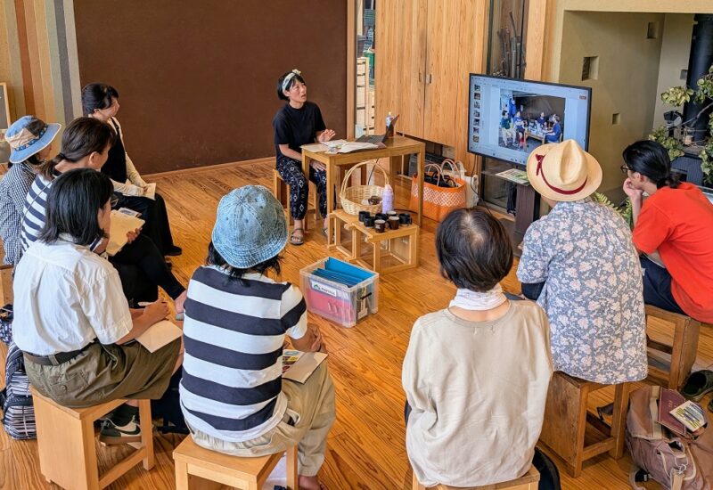 参加者の質問に答えながら自分らしい生き方について語る関谷野枝さん