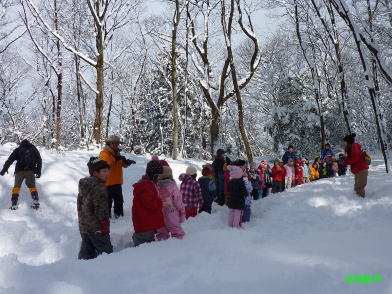雪の中の幼児達