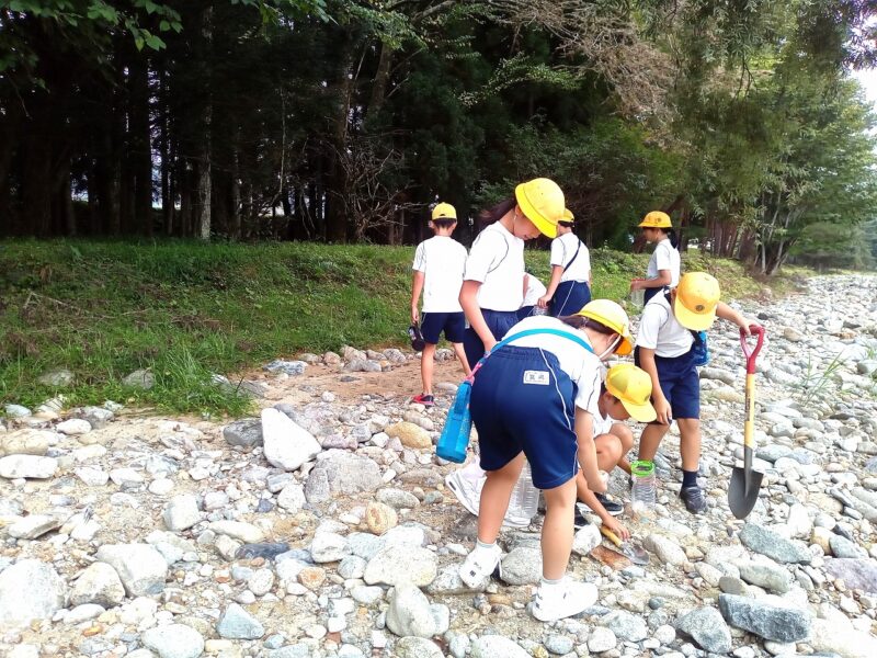 学校裏の「河原の土」を掘って触る