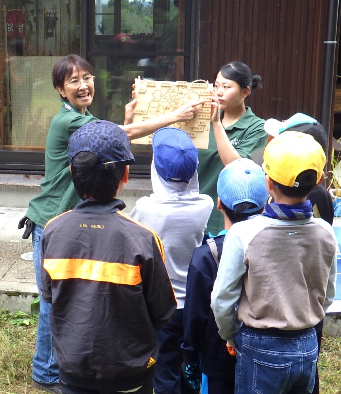 飛騨地域の「自治体の木」について説明するスタッフ