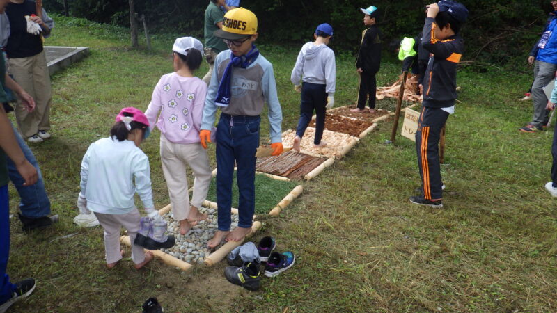 面白くなってトレイルを往復する小学生