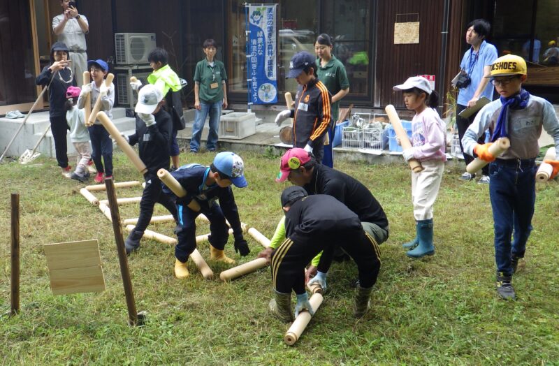 木枠でルートを決める小学生