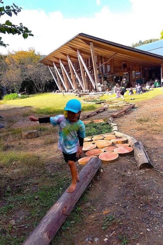 はだしのトレイルに挑戦する園児さん