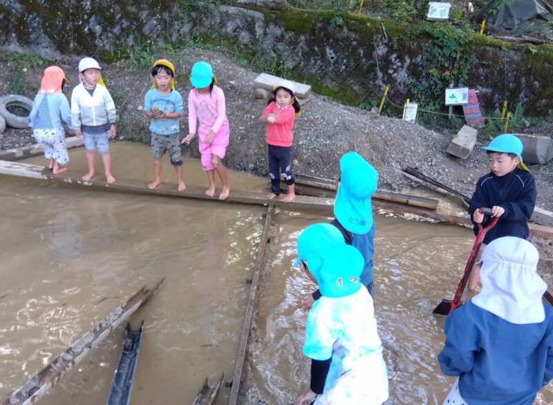 3歳~5歳の園児のみなさんが一緒に泥池遊びする
