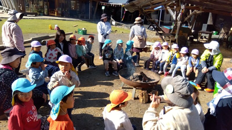最後に焚火を囲んで、今日の感想を話す園児のみなさん