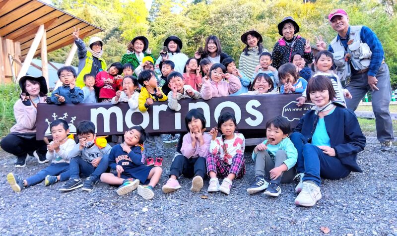 モリノスで記念撮影する園児のみなさん
