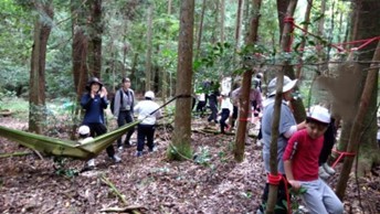 ハンモックとロープ渡りに分かれて楽しむ