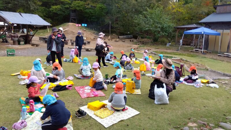 お待ちかねのお昼ごはんの準備をする園児の皆さん