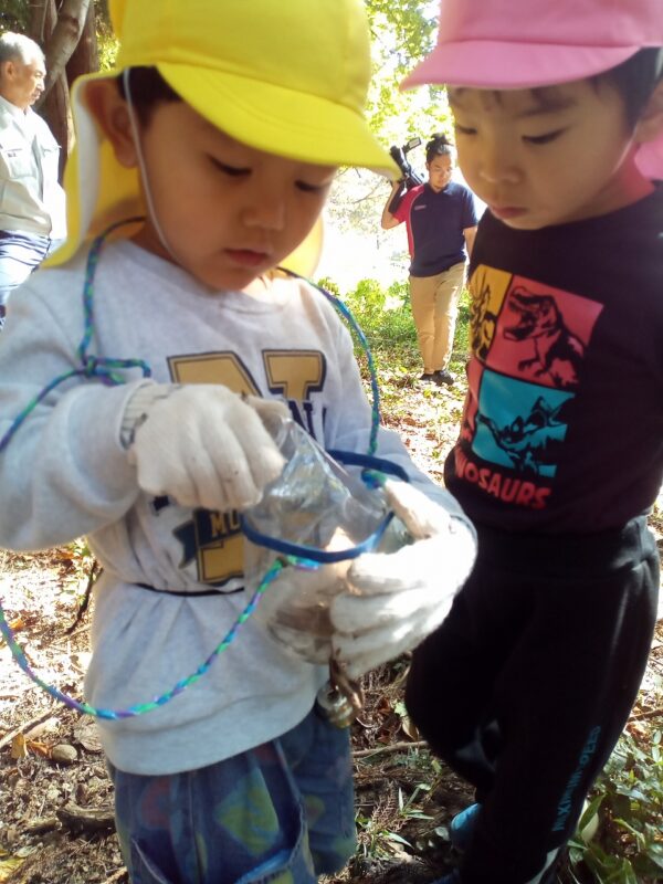 見つけたものは大事にポシェットの中へ