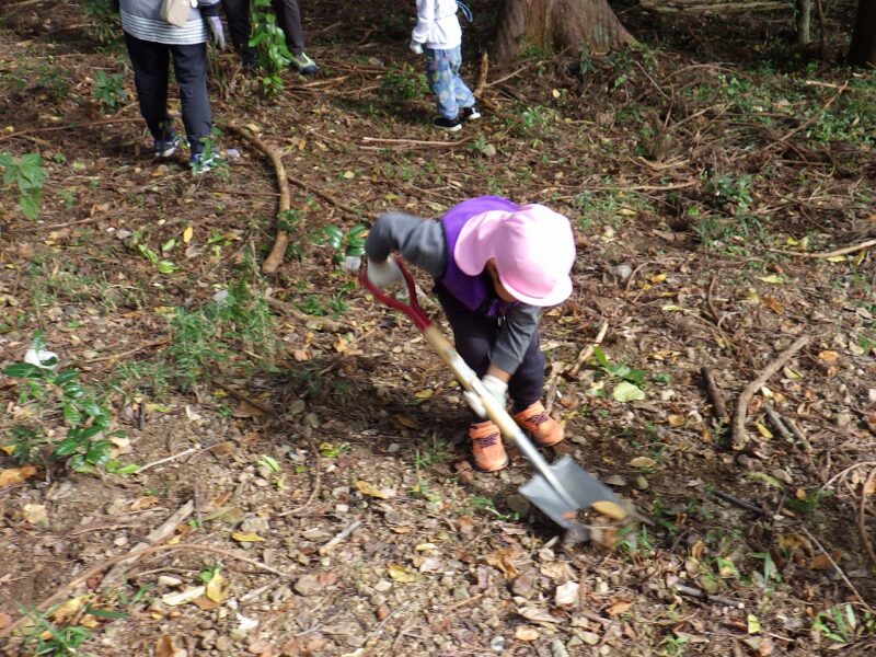 大きなスコップを手に意気込み十分！