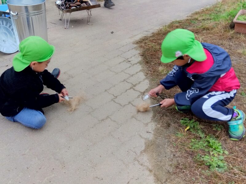 どっちが先に火がつくか、勝負!