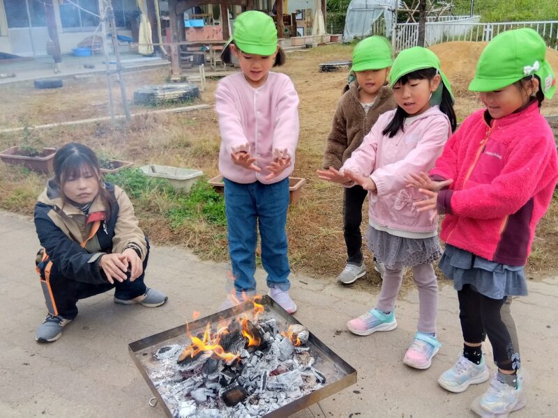 ゆらめく炎を見つめる年長さんたち