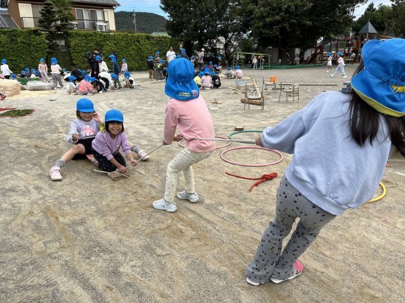 「力を合わせて、オーエス!」