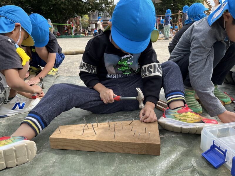 釘を打つことに没頭!
