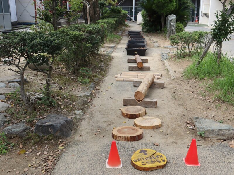 中庭にはだしの道が登場