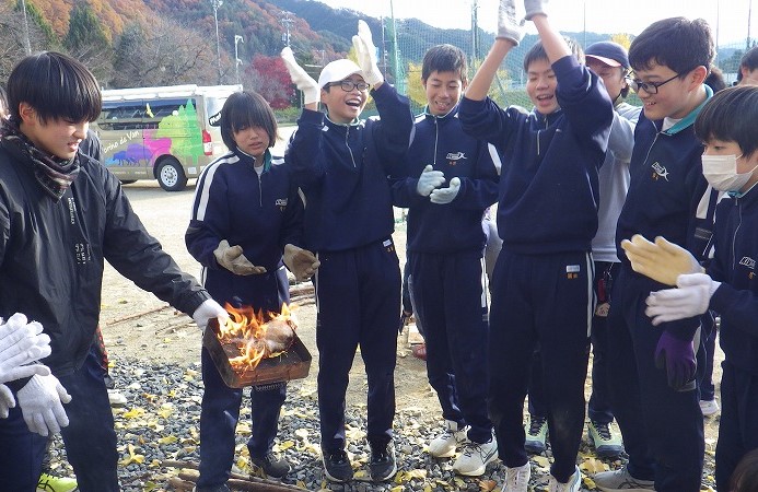 解した事麻縄に着火して喜ぶ生徒さん