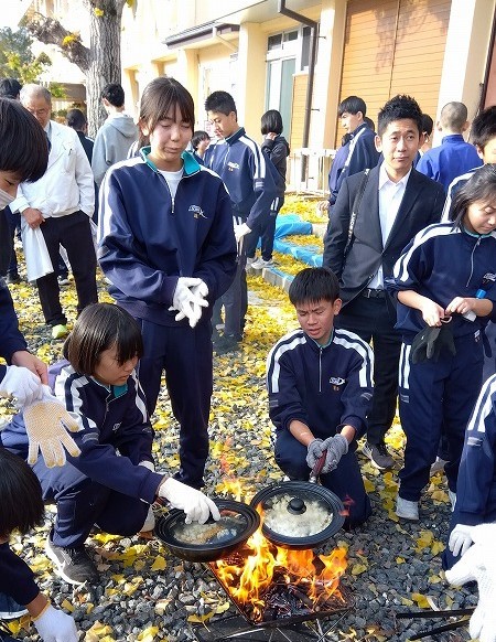 焚き火台の上でポップコーンをつくる生徒さん