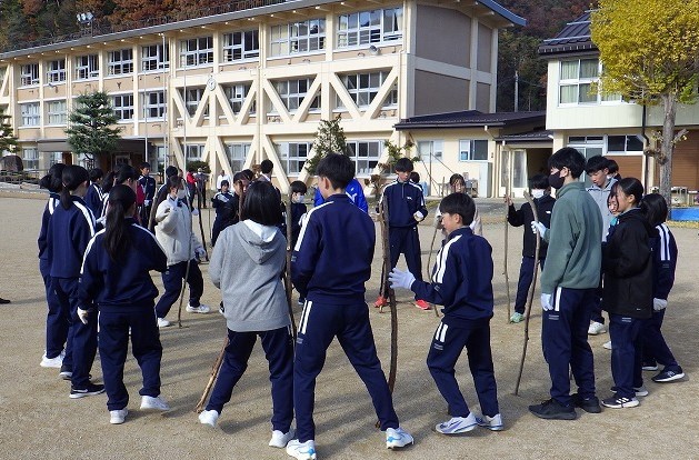 スティックゲームに集中する生徒さんたち