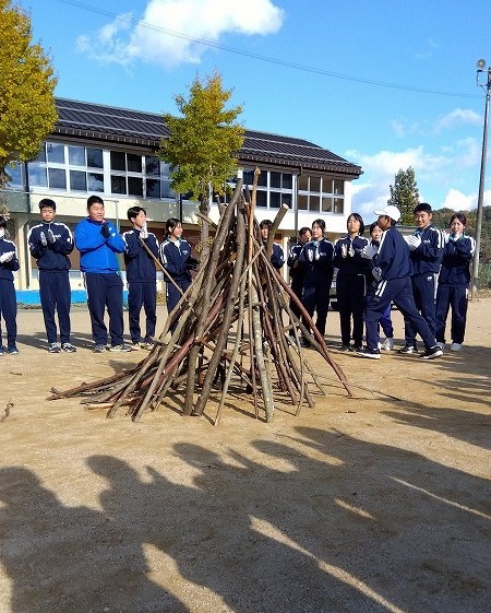 見事自立したスティックを眺める生徒さん