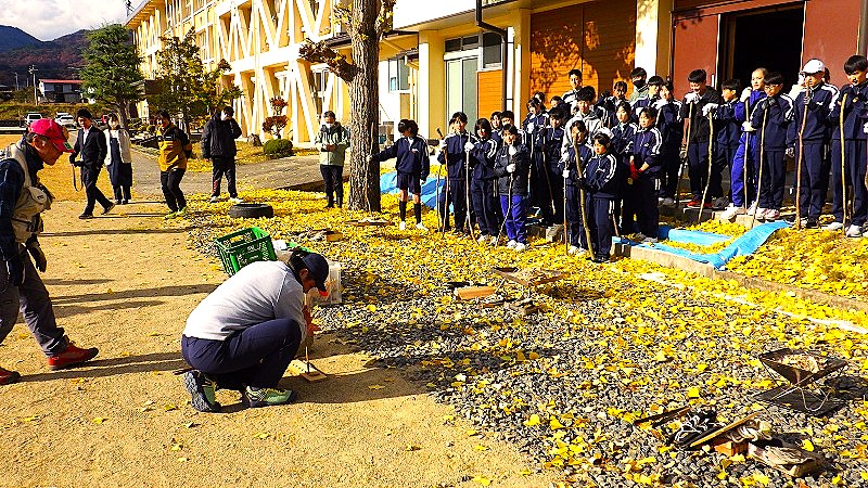 錐揉み式火起こしの見本を見る生徒さん