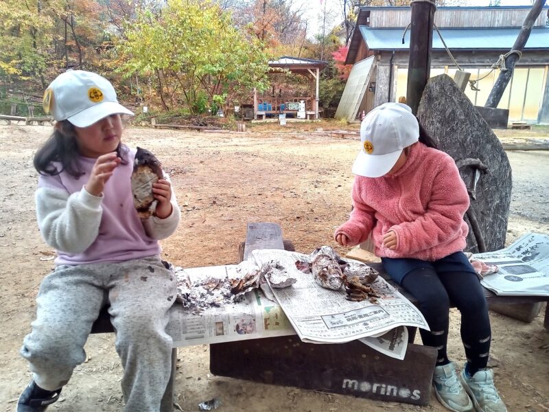 ホクホクに焼き上がった焼き芋をほおばる