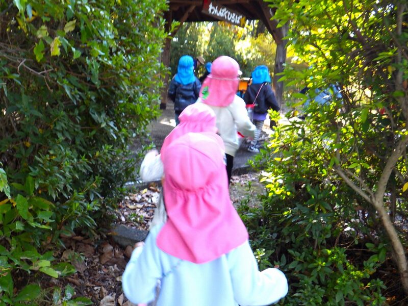 わんぱく山の入り口へ