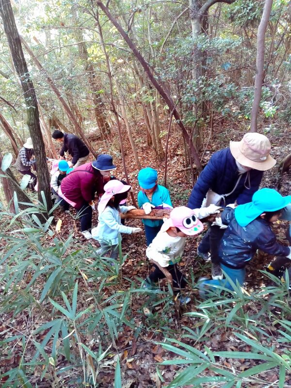 子どもも大人もごちゃ混ぜになって運ぶ