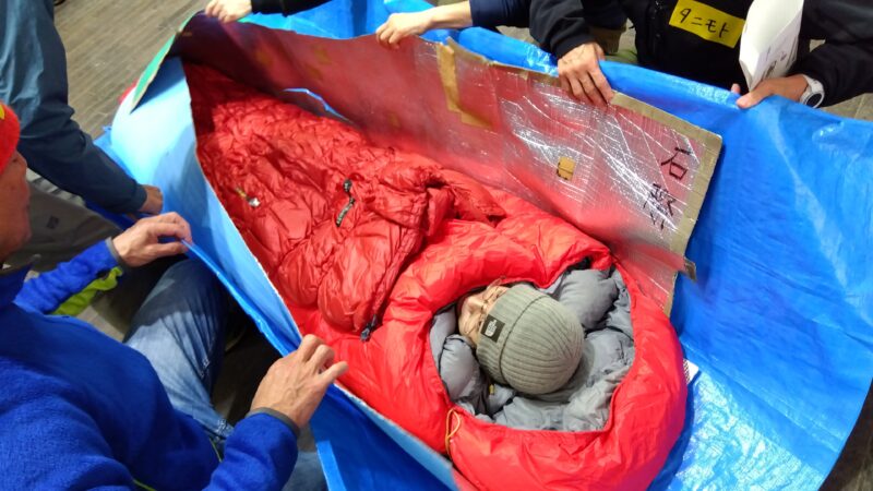 要救助者に見立てた参加者を包む