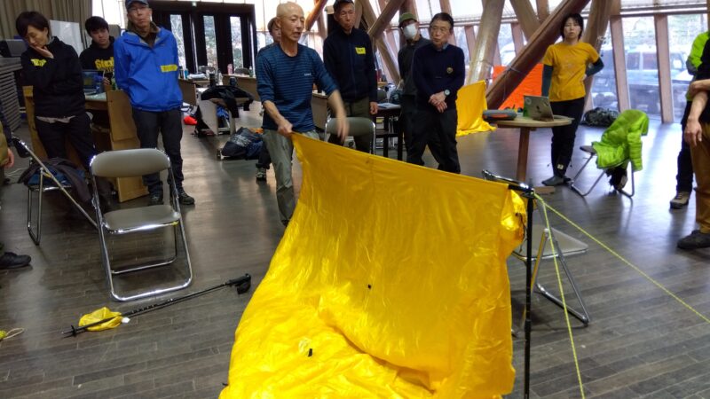 強風下を想定し、一人でツェルトを張る方法を伝授