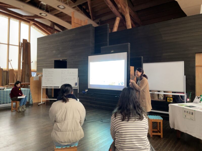 スライドを使って説明する本田さん