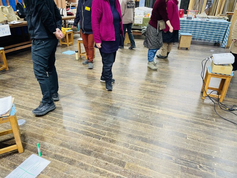 チェックのため歩いてみる参加者