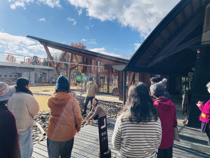 いろんな環境でどんな外遊びができるか、どんな動きが発達にいいのか説明する本田さん