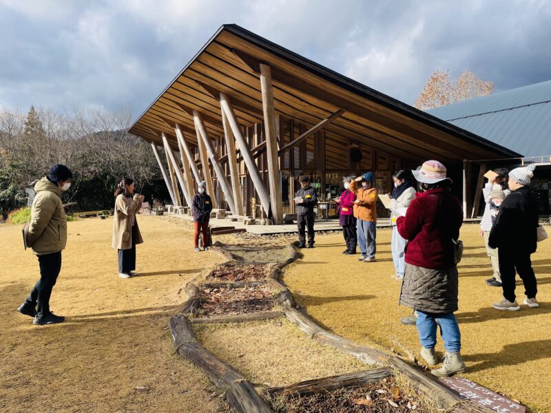 野外の環境を見ながら質疑応答を行う