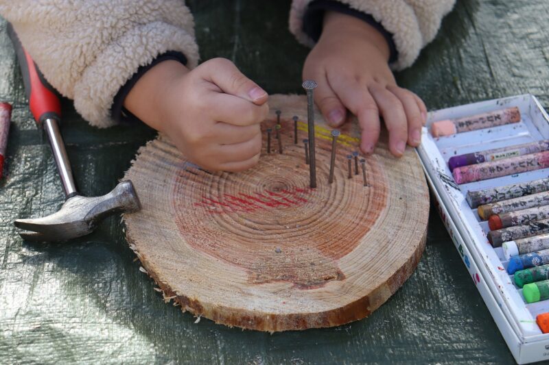金づちと釘に夢中