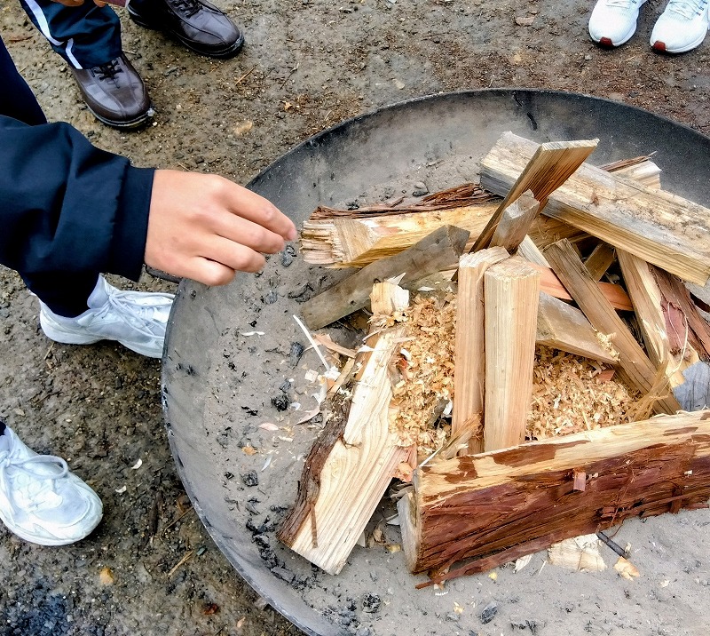 焚火着火する生徒さん