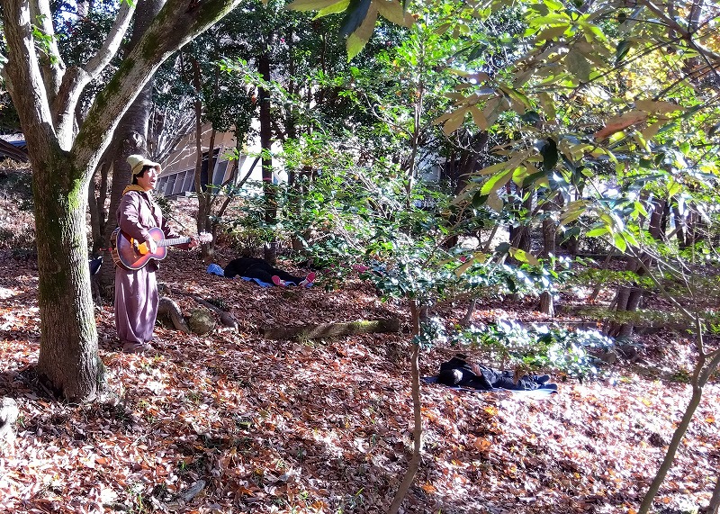 次々に心地よい歌と演奏を提供する証さん