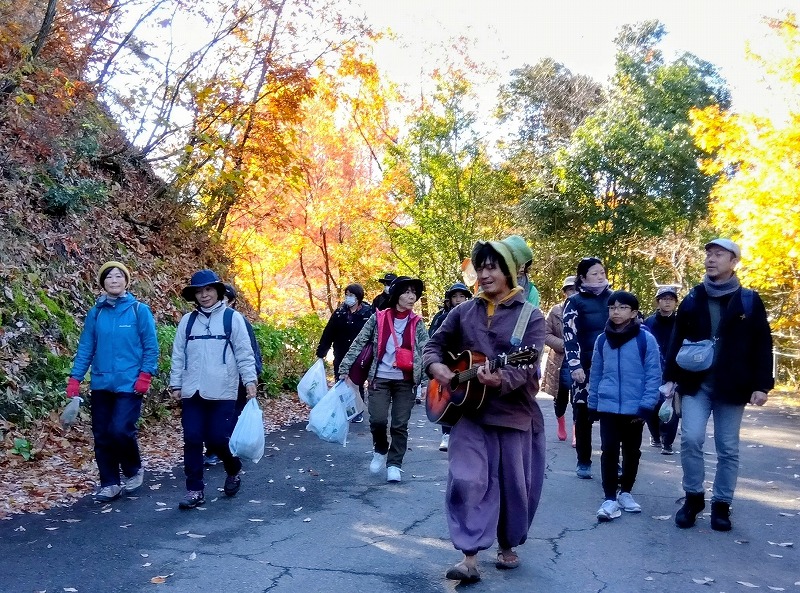 移動しながら音楽にふれる参加者