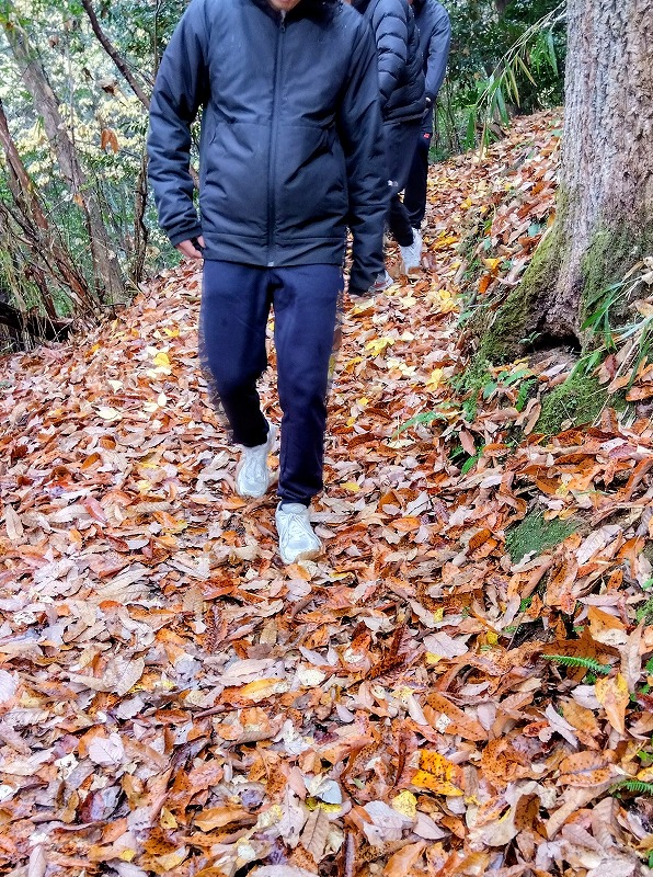 落ち葉を踏みしめて初冬の森を感じる生徒さん