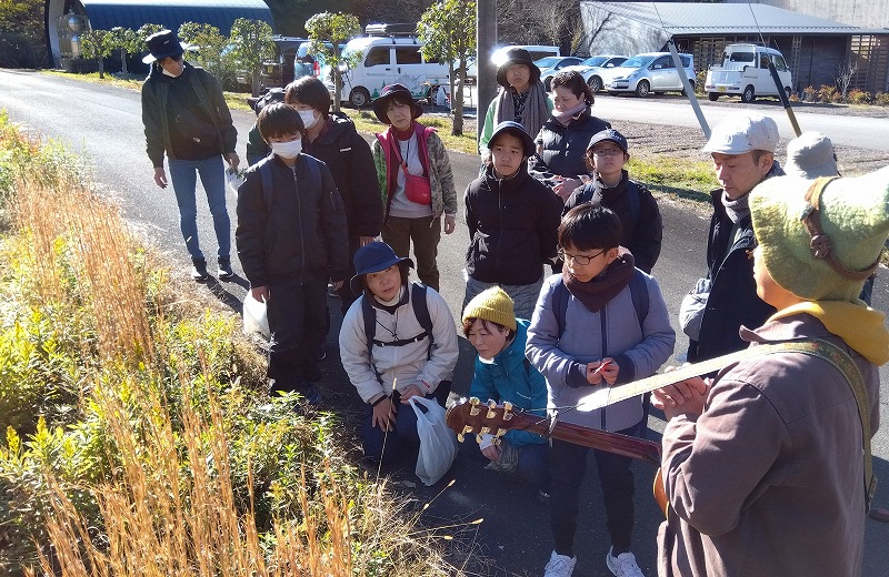 肉料理にあるセイタカアワダチソウの説明をする証さん