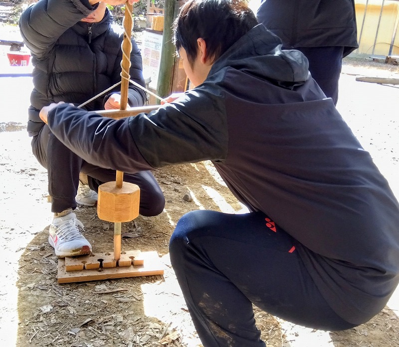 舞錐での火起しに挑戦する生徒さん