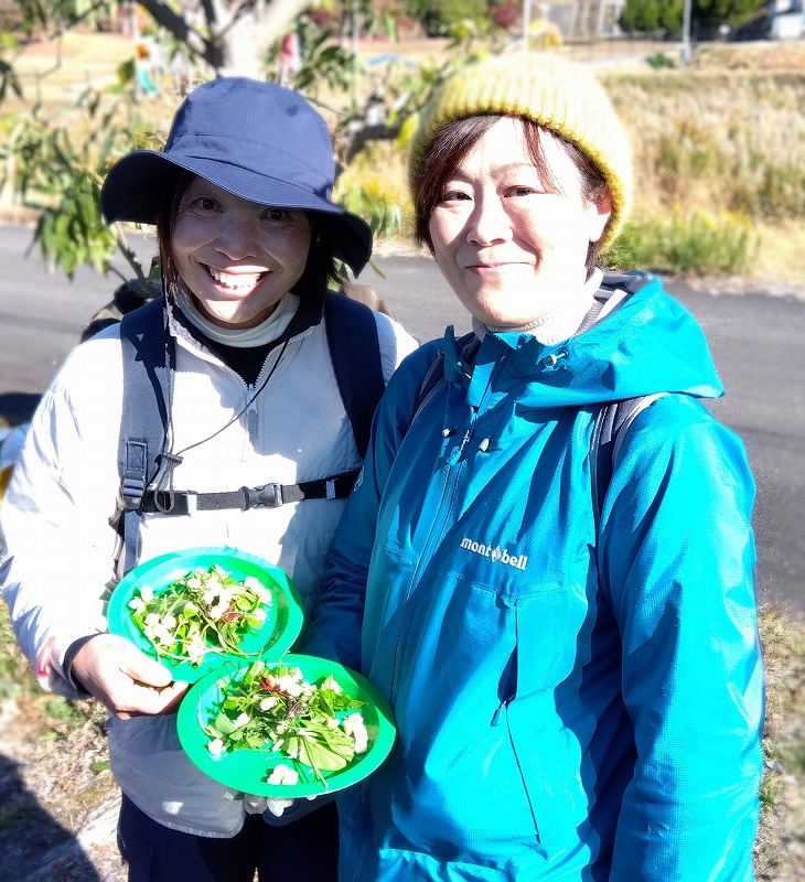 完成させた野草サラダを手に記念撮影