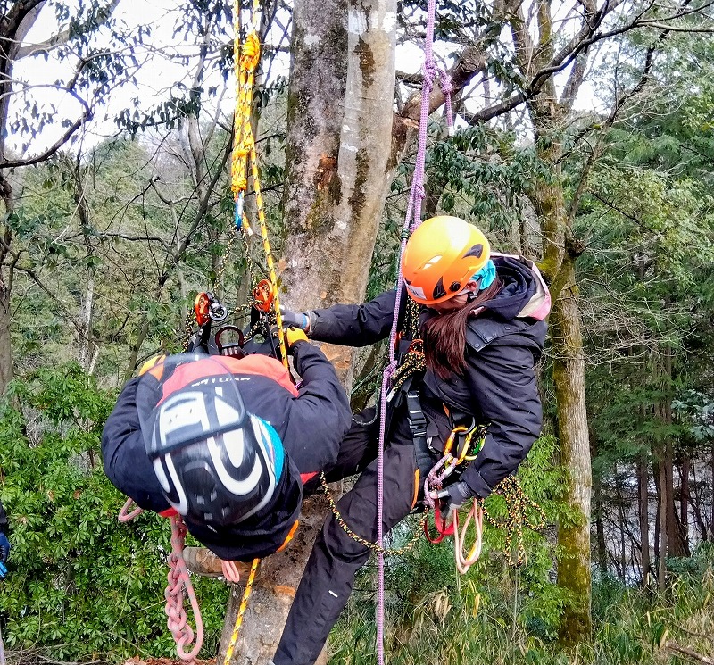 重篤な状況を想定したレスキューに挑戦する参加者