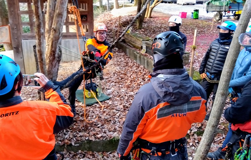 手鋸の取り扱いについて説明する近藤さん