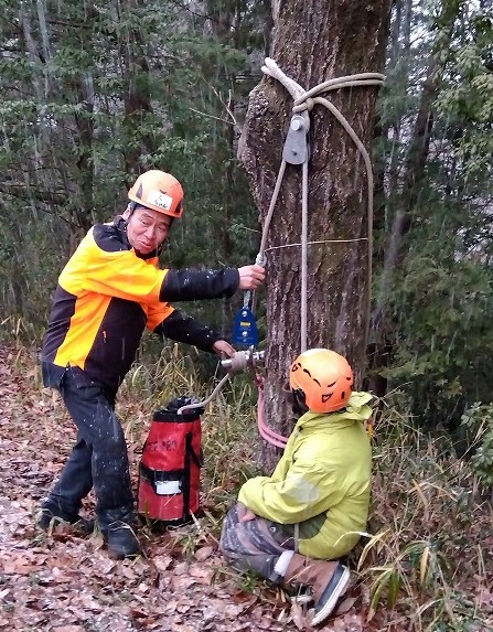 テンションプーリーを説明する近藤トレーナー