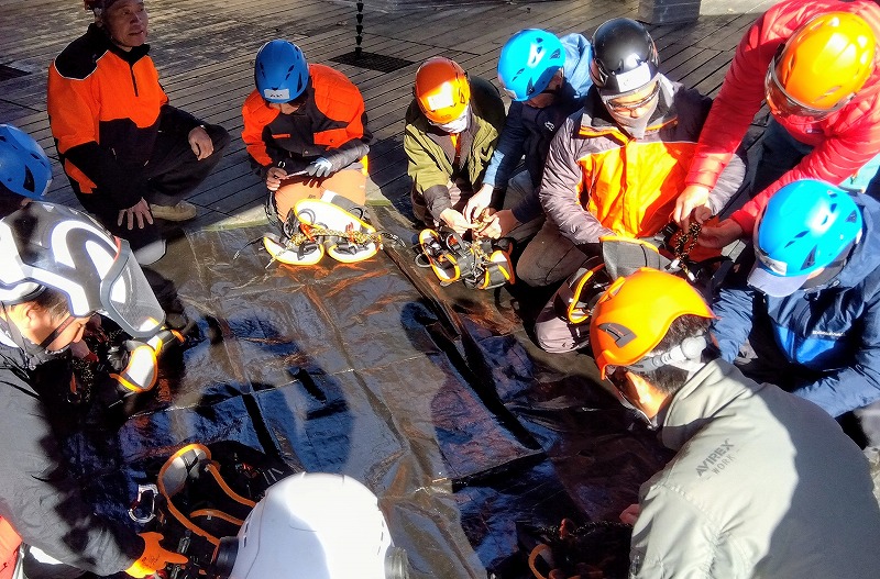 ランヤードの組み立て方を学ぶ参加者