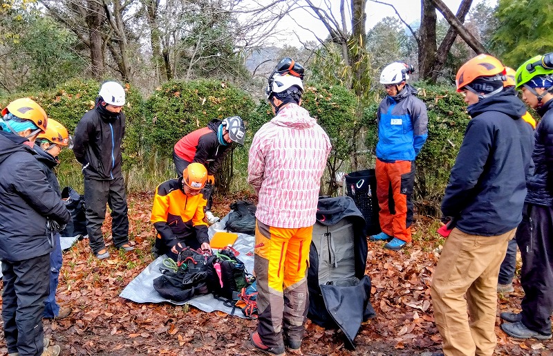 ギアインスペクションしながらギアの説明をする近藤トレーナー