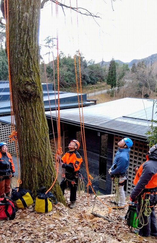 参加者のロープをチェックする近藤トレーナー