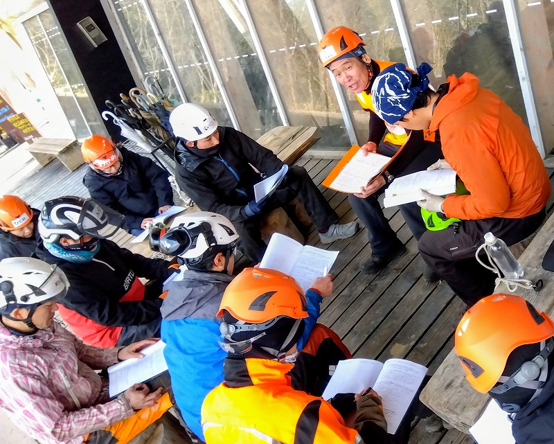 テキストで学びを深める参加者